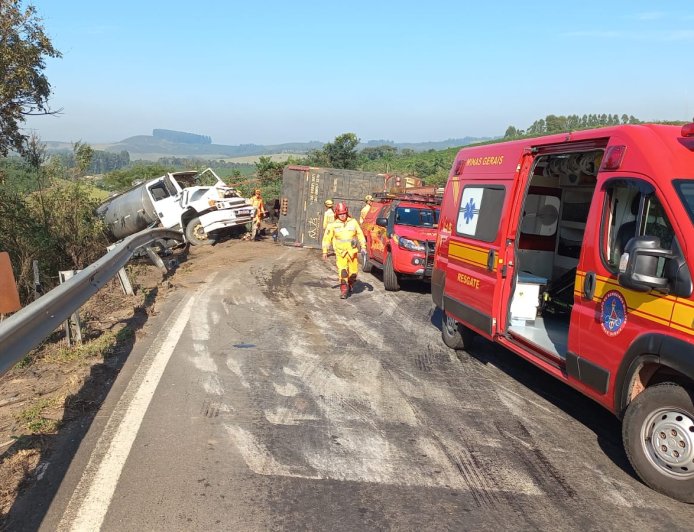 Grave colisão frontal entre caminhão e carreta deixa motoristas feridos em Conceição da Aparecida