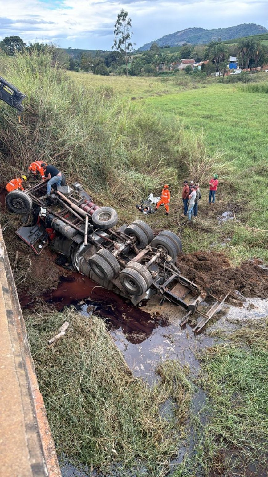Caminhoneiro perde o controle do veículo e vai a óbito após um dos pneus estourar e cair em ponte na MGC-267