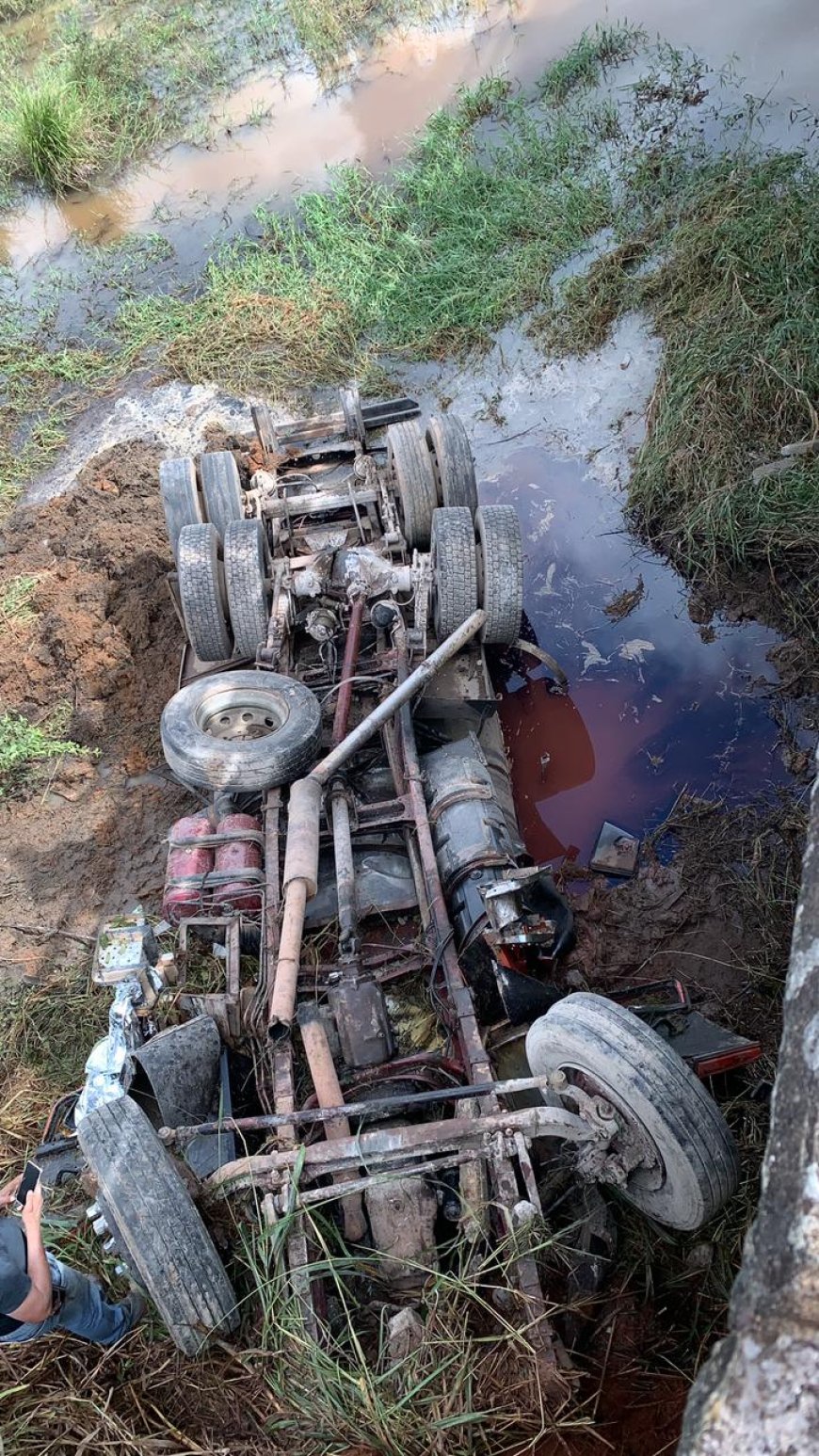 Caminhoneiro perde o controle do veículo e vai a óbito após um dos pneus estourar e cair em ponte na MGC-267