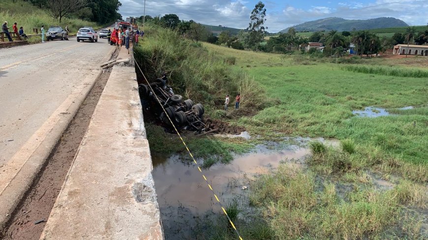 Caminhoneiro perde o controle do veículo e vai a óbito após um dos pneus estourar e cair em ponte na MGC-267