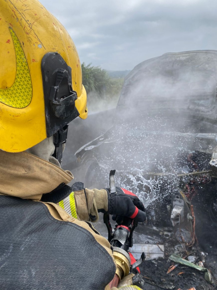 Veículo é incendiado e casal escapa antes que as chamas se propagassem