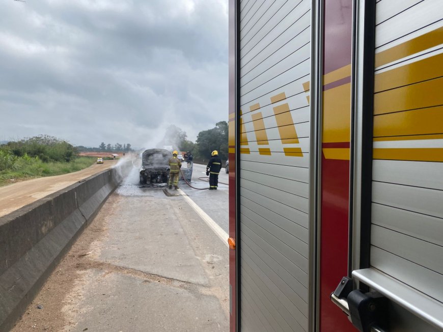 Veículo é incendiado e casal escapa antes que as chamas se propagassem