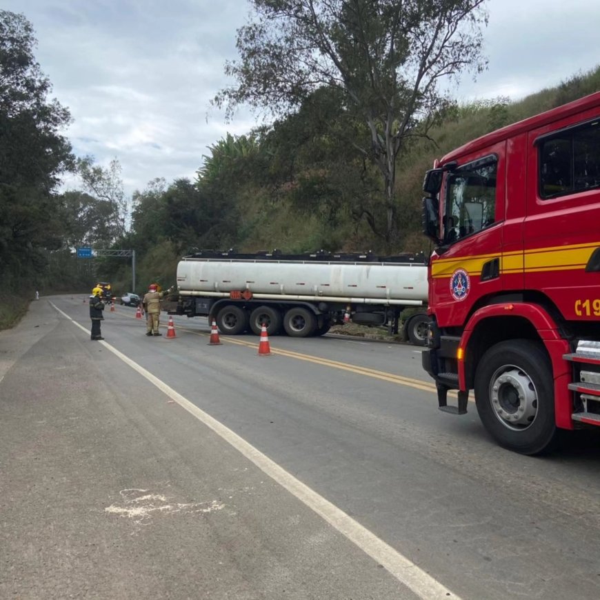 Colisão frontal entre carreta e carro na BR-146 mobiliza o Corpo de Bombeiros de Guaxupé