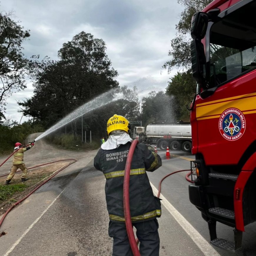 Colisão frontal entre carreta e carro na BR-146 mobiliza o Corpo de Bombeiros de Guaxupé