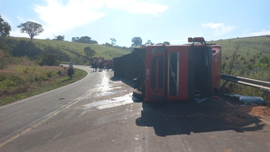 Grave colisão frontal entre caminhão e carreta deixa motoristas feridos em Conceição da Aparecida