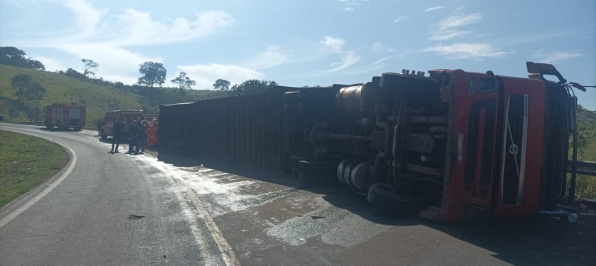 Grave colisão frontal entre caminhão e carreta deixa motoristas feridos em Conceição da Aparecida