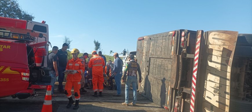 Grave colisão frontal entre caminhão e carreta deixa motoristas feridos em Conceição da Aparecida
