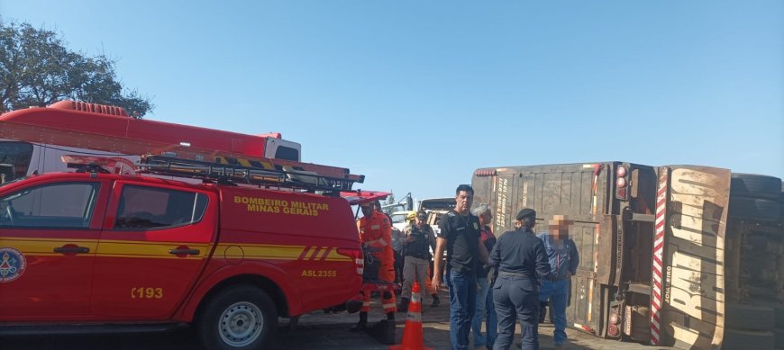 Grave colisão frontal entre caminhão e carreta deixa motoristas feridos em Conceição da Aparecida
