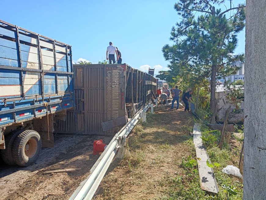 Tombamento de semirreboque deixa condutor ferido e interdita parcialmente rodovia no Sul de Minas