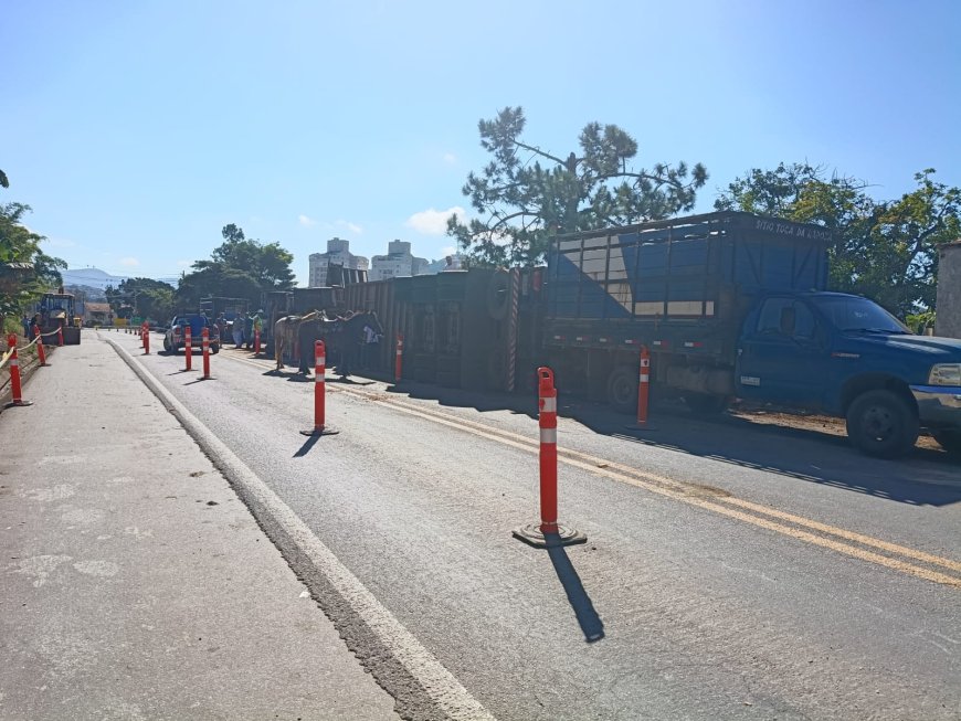 Tombamento de semirreboque deixa condutor ferido e interdita parcialmente rodovia no Sul de Minas