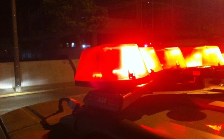 Motociclista sem habilitação sofre escoriações ao tentar ultrapassar caminhão no centro de Guaxupé