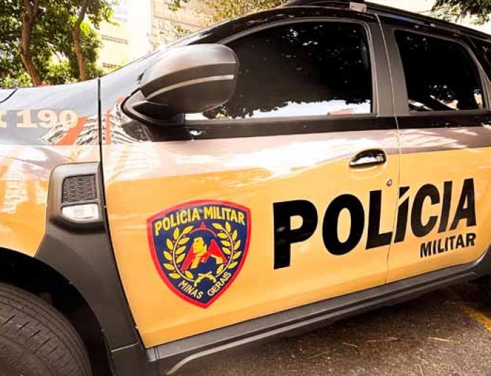 Condutor perde o controle do veículo e bate contra poste em Guaxupé