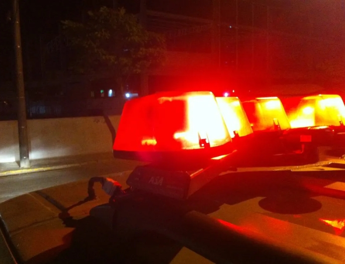 Motociclista sem habilitação sofre escoriações ao tentar ultrapassar caminhão no centro de Guaxupé