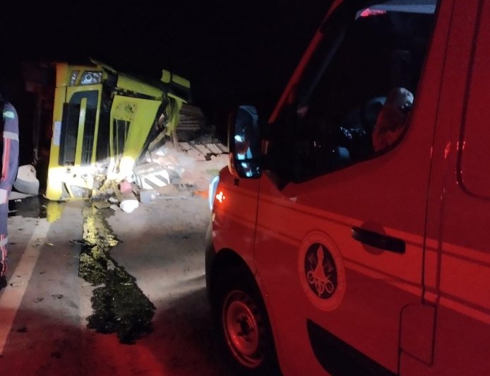 Caminhão carregado com piso cerâmico tomba na MG-455, deixando condutor e sobrinho feridos