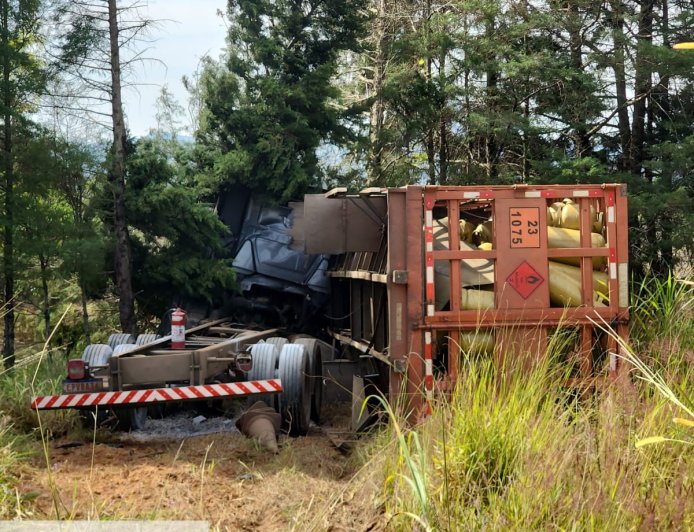 Capotamento de caminhão carregado com botijões de gás deixa motorista e ajudante feridos na MG-146