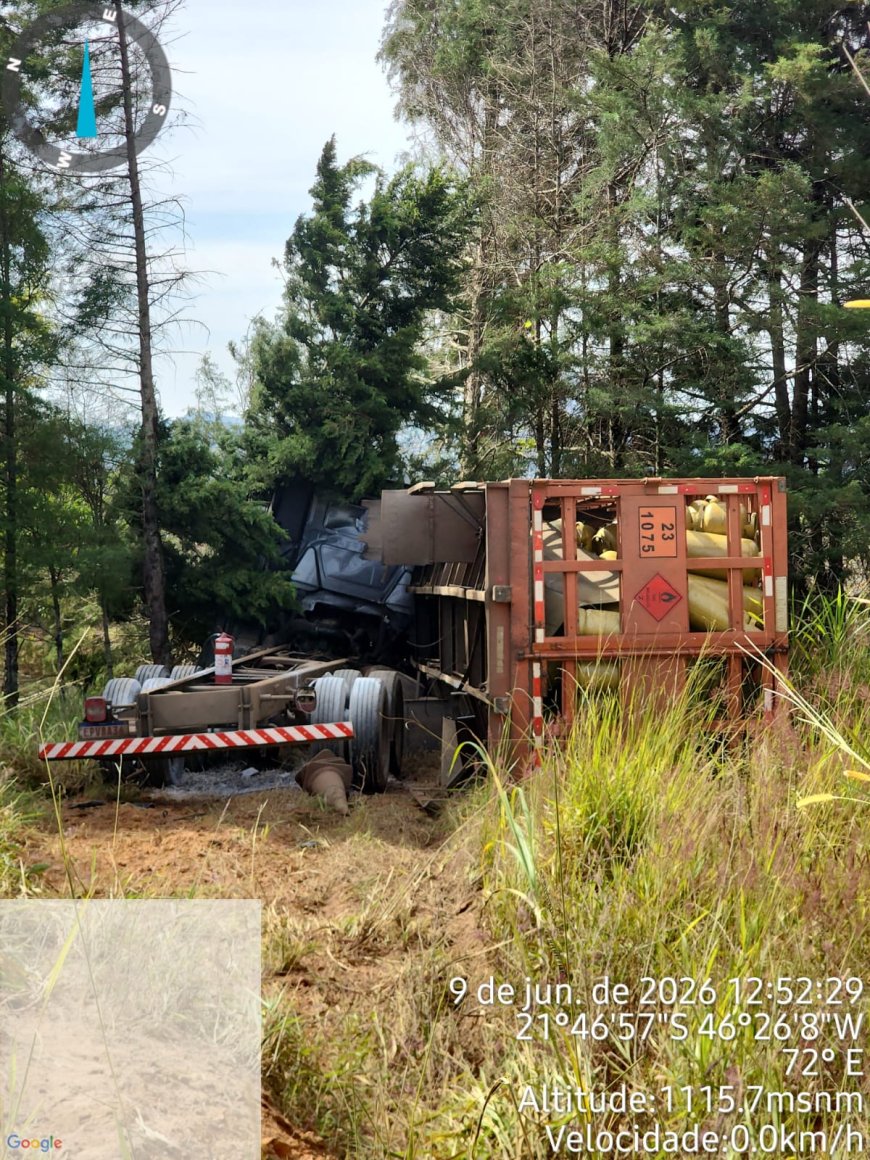 Capotamento de caminhão carregado com botijões de gás deixa motorista e ajudante feridos na MG-146