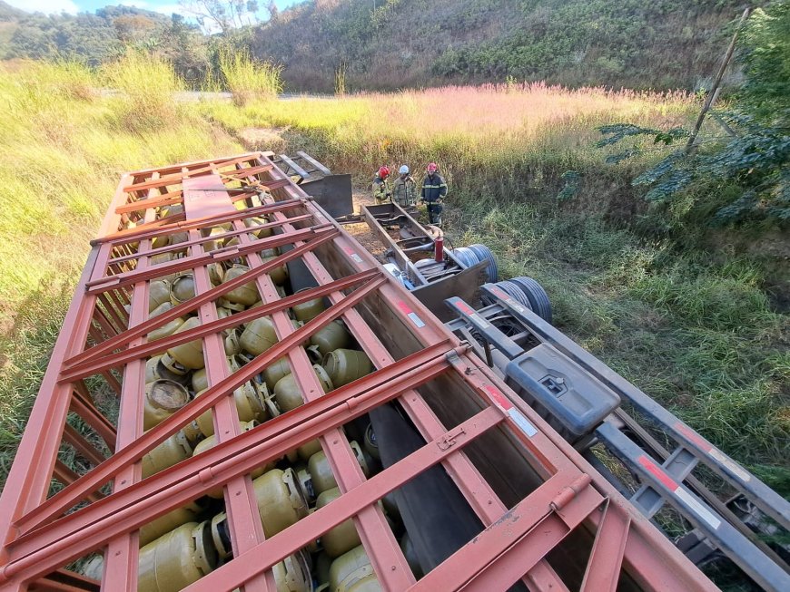 Capotamento de caminhão carregado com botijões de gás deixa motorista e ajudante feridos na MG-146
