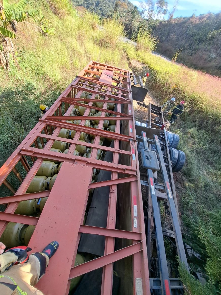 Capotamento de caminhão carregado com botijões de gás deixa motorista e ajudante feridos na MG-146