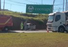 Carro é projetado contra barranco após colisão com caminhão na BR-146, em Guaxupé
