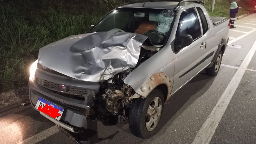 Farol alto teria causado colisão frontal que deixou motociclista gravemente ferida na BR-459