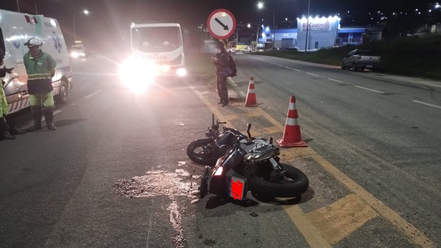 Farol alto teria causado colisão frontal que deixou motociclista gravemente ferida na BR-459