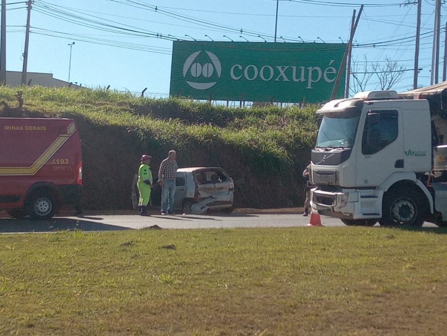 Carro é projetado contra barranco após colisão com caminhão na BR-146, em Guaxupé