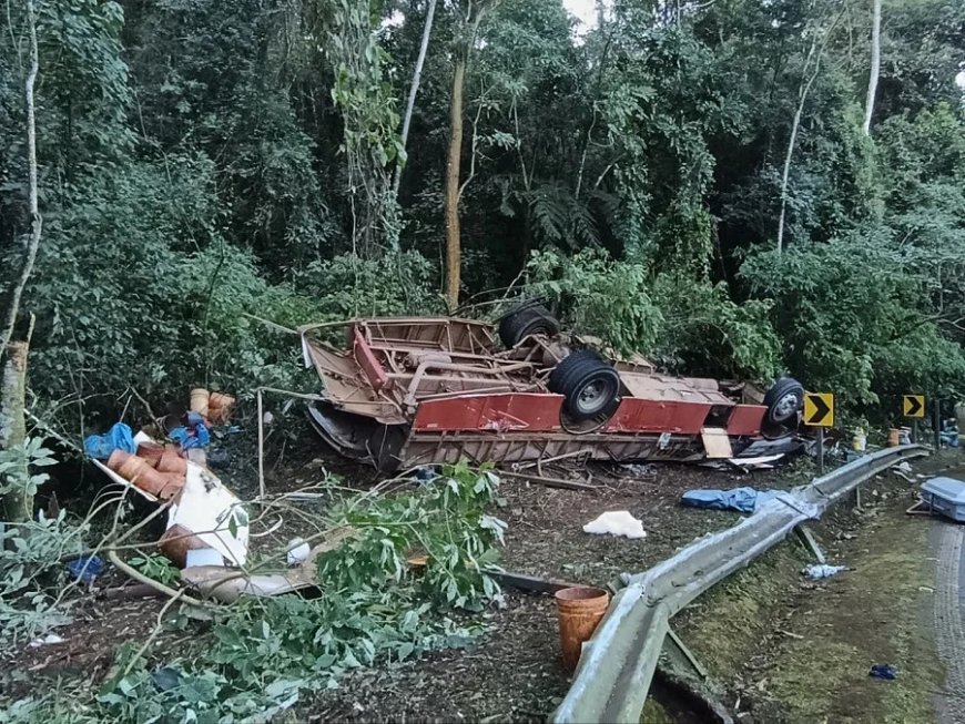 Tombamento de ônibus deixa dois mortos e mais de 20 feridos na divisa entre MG e SP