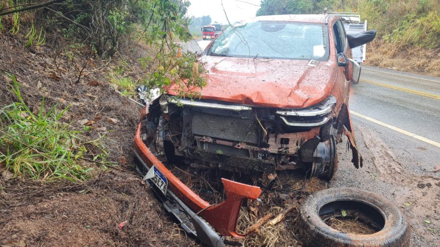 Jovem de 19 anos perde o controle da direção e tomba caminhonete na MGC-267