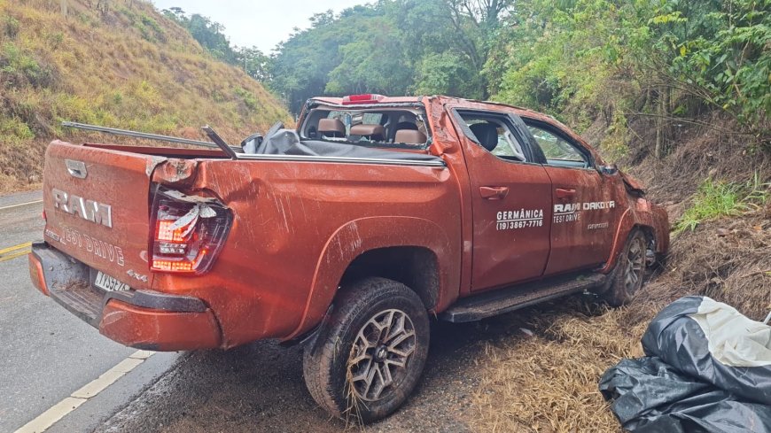 Jovem de 19 anos perde o controle da direção e tomba caminhonete na MGC-267