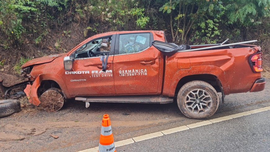 Jovem de 19 anos perde o controle da direção e tomba caminhonete na MGC-267