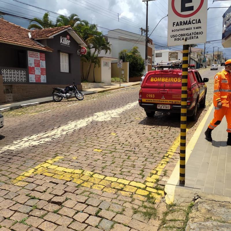 Derramamento de óleo na rua Aparecida mobiliza o Corpo de Bombeiros de Guaxupé