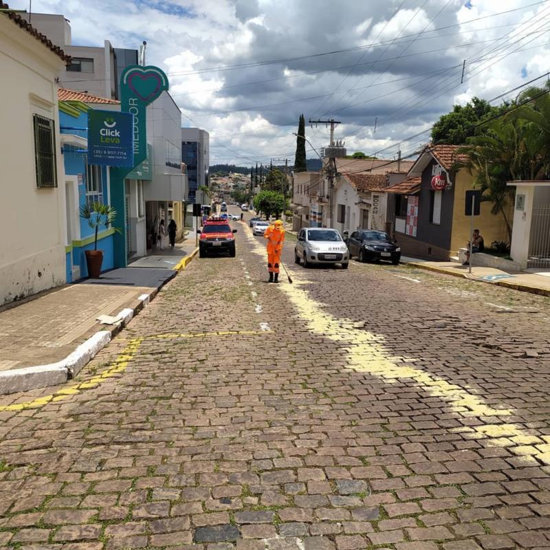 Derramamento de óleo na rua Aparecida mobiliza o Corpo de Bombeiros de Guaxupé