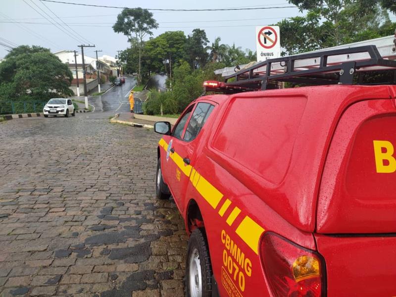 Bombeiros monitoram pontos de maiores riscos de inundações em Guaxupé