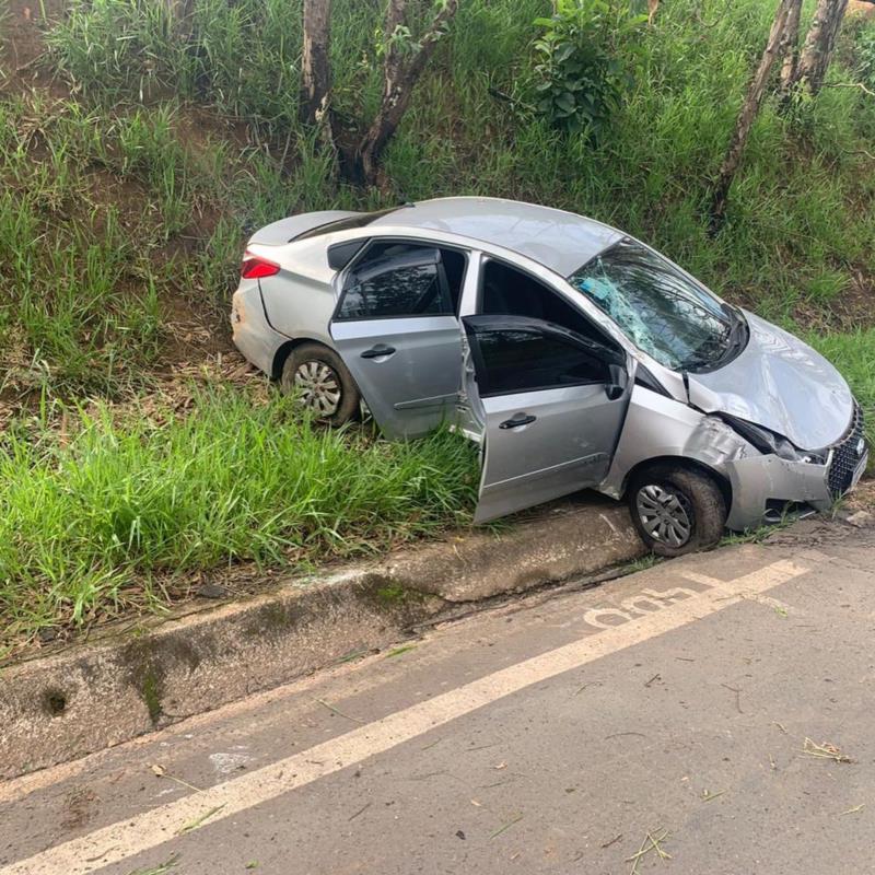 Guaranesiana bate carro em barranco na rodovia BR-491