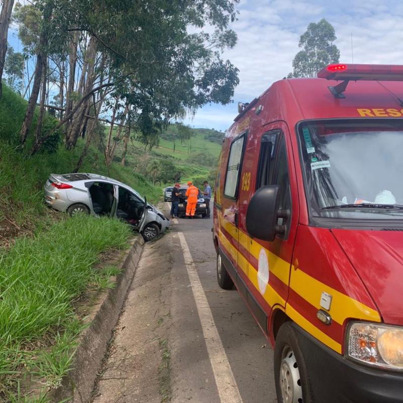 Guaranesiana bate carro em barranco na rodovia BR-491