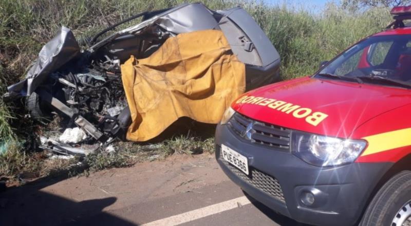 Batida entre carro e carreta mata motorista e deixa passageira ferida na MCG-491