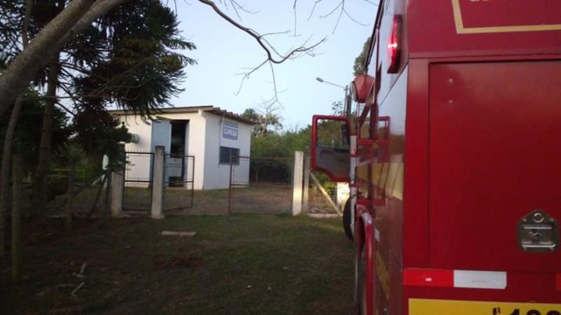 Bombeiros atendem suposto princípio de incêndio em uma bomba d`água da Copasa 
