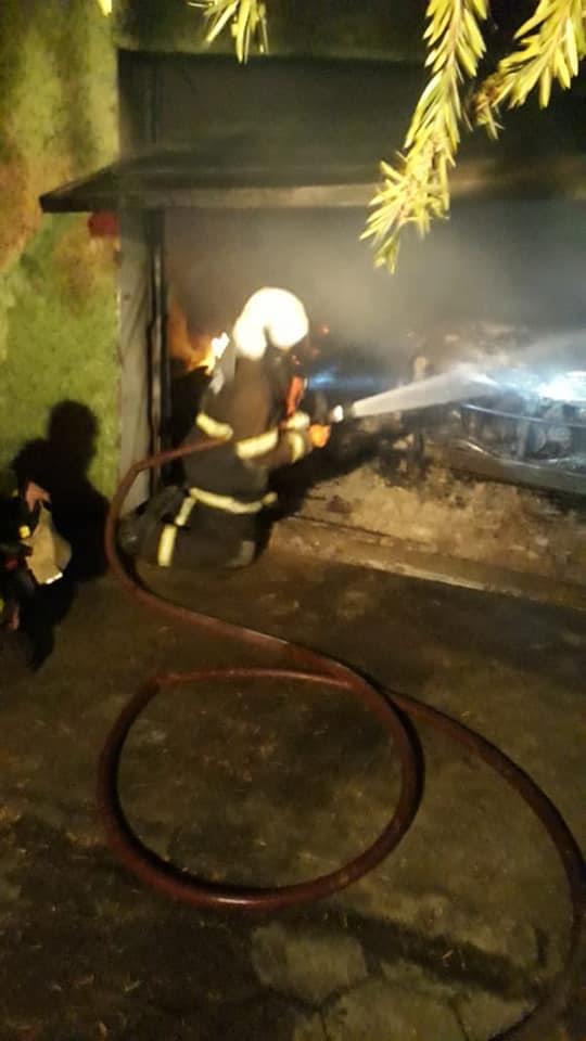 Incêndio em marcenaria atingiu parte de residência e caminhonete em Guaxupé