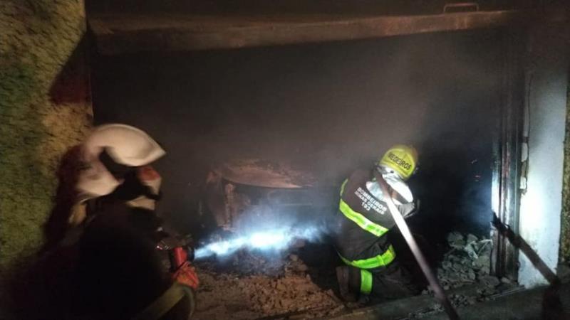 Incêndio em marcenaria atingiu parte de residência e caminhonete em Guaxupé