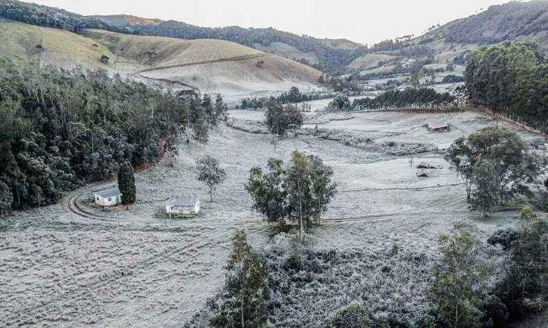 Meteorologistas alertam para frio intenso e geadas na última semana de julho em Minas