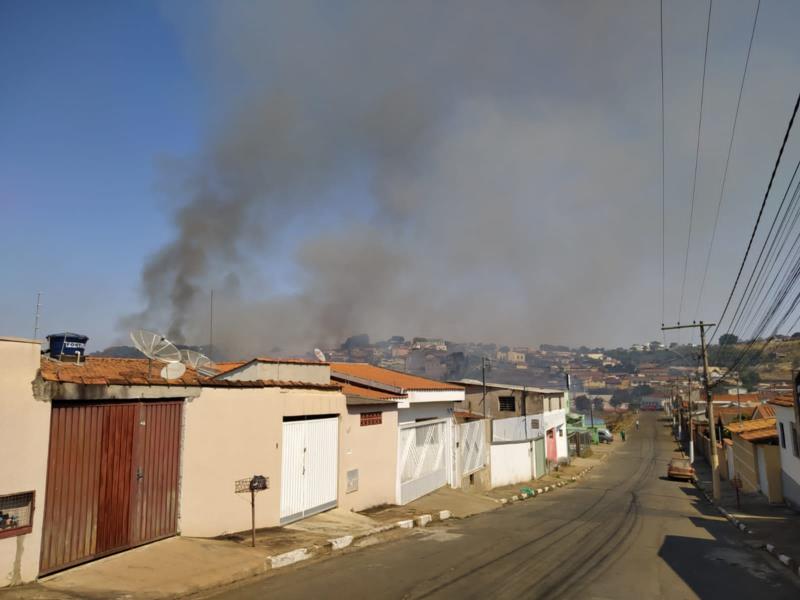 Incêndio nas imediações do Vila Campanha faz atendimento no Sentinela ser direcionado ao Posto Aviação