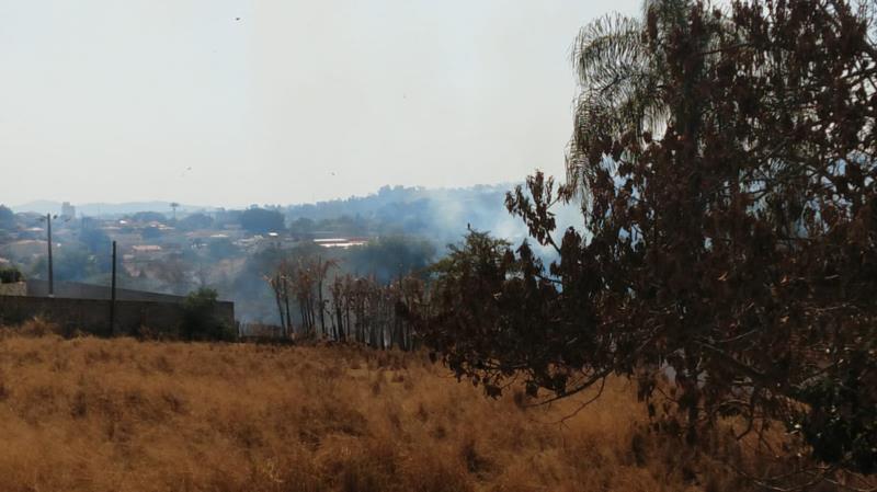 Incêndio nas imediações do Vila Campanha faz atendimento no Sentinela ser direcionado ao Posto Aviação