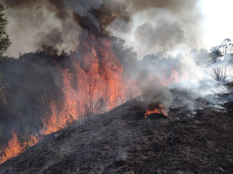 Bombeiros gastam 20 mil litros de água para combater incêndios em Guaxupé e região