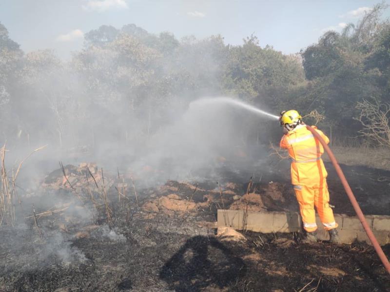 Bombeiros gastam 20 mil litros de água para combater incêndios em Guaxupé e região