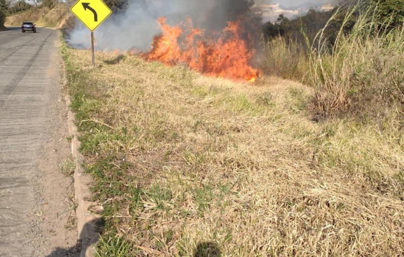 Bombeiros gastam 20 mil litros de água para combater incêndios em Guaxupé e região