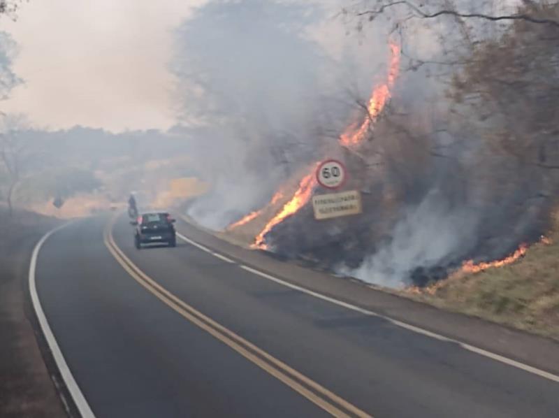 Bombeiros gastam 20 mil litros de água para combater incêndios em Guaxupé e região