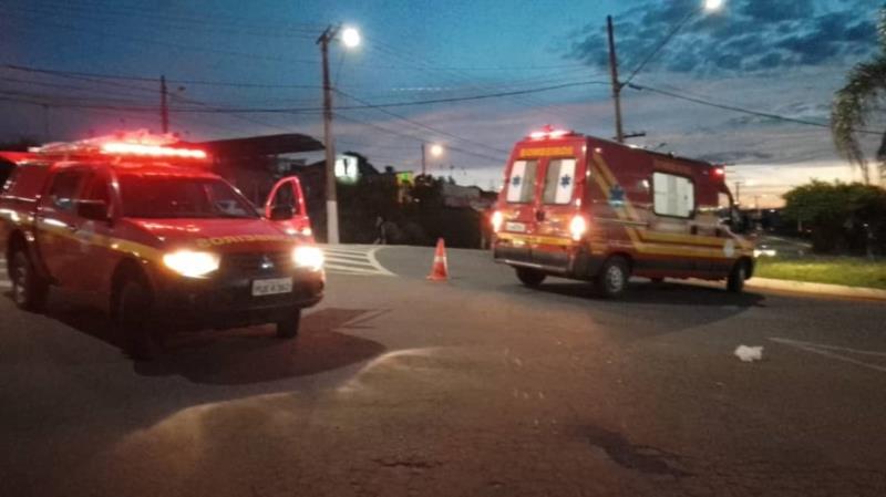 Colisão entre motocicleta e automóvel deixa duas pessoas feridas em Guaxupé