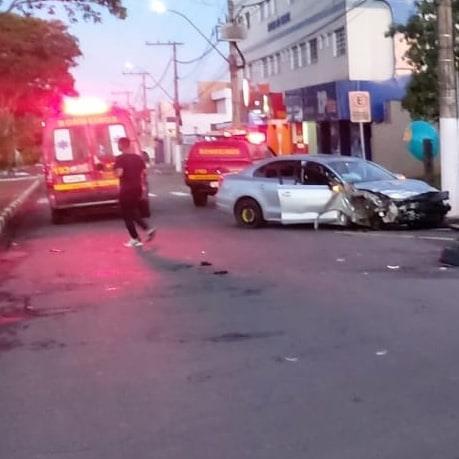 Em Guaxupé, condutor fica ferido após bater veículo em ponto de ônibus