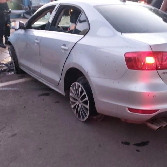 Em Guaxupé, condutor fica ferido após bater veículo em ponto de ônibus