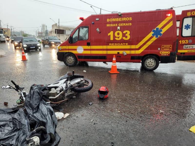 Colisão entre motocicleta e caminhão deixa duas pessoas feridas no Polo Industrial de Guaxupé